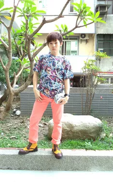 型男必備超有個性的上衣單品：「韓版時尚照片印花休閒短T」！！！