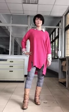 粉紅長袖T+花襯衫+黑白格合身褲+中靴