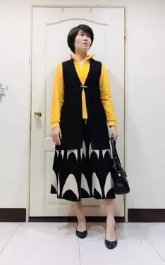 亮黃+黑長版絲質背心+黑白8片針織裙