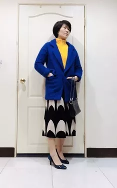 亮藍外套+亮黃長袖+黑白8片長裙