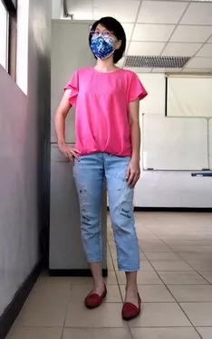 粉紅T+淡藍牛仔褲+紅鞋