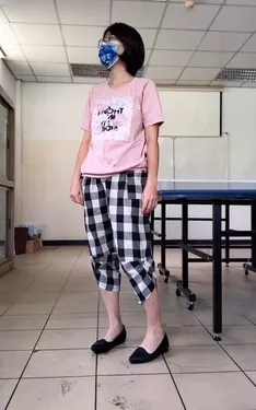 粉紅T+黑白寬褲+黑鞋