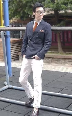 藍色雙排扣X白褲X橘針織領帶(春夏紳士)