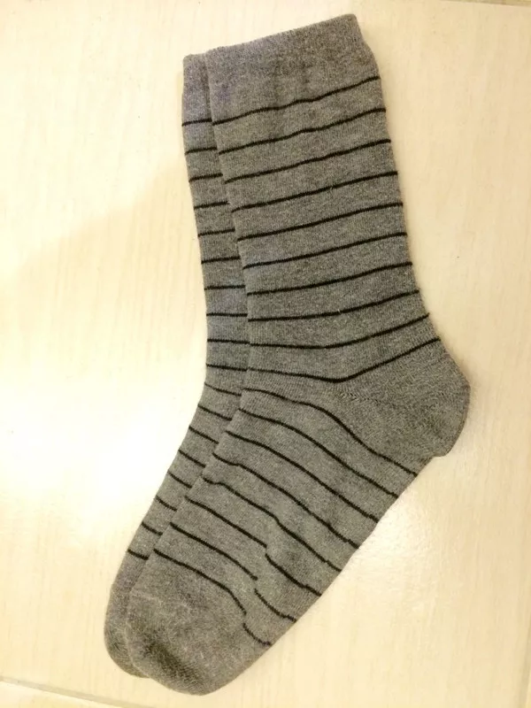 灰底黑條紋襪
