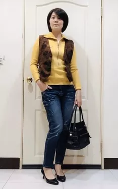 黃色毛衣+咖啡背心+采夏牛仔褲