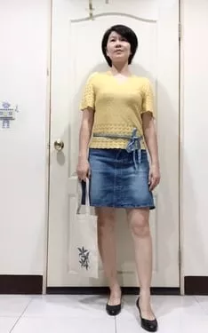 花色針織短袖+淡藍牛仔短裙