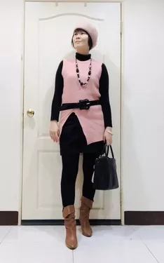 粉紅針織長背心+黑厚裙+駝中靴