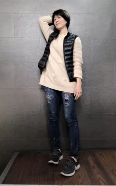 米毛衣+黑輕羽絨背心+紫牛仔褲
