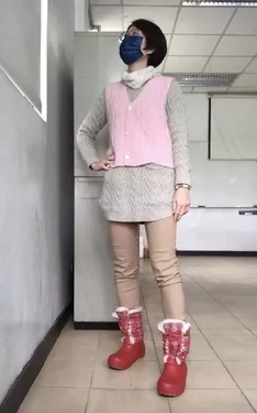 灰針織+粉紅背心+駝色合身褲+毛毛紅靴