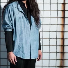 天然藍七分袖薄外套佐黑襯衫簡約隨性