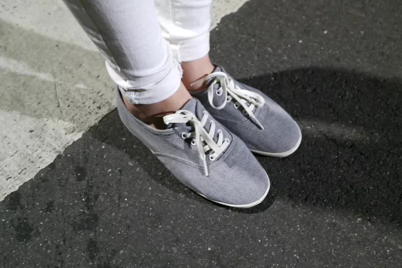 灰色休閒鞋