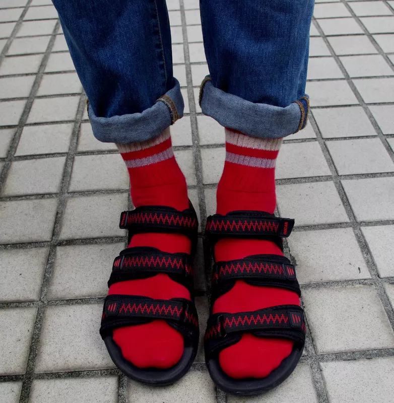 時髦涼鞋+紅襪