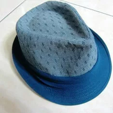寶藍棉質釘釦小白點襯衫 X 灰藍小方塊紳士帽