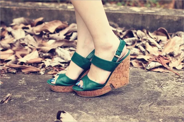 綠色楔型跟鞋