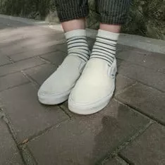 白色帆布鞋