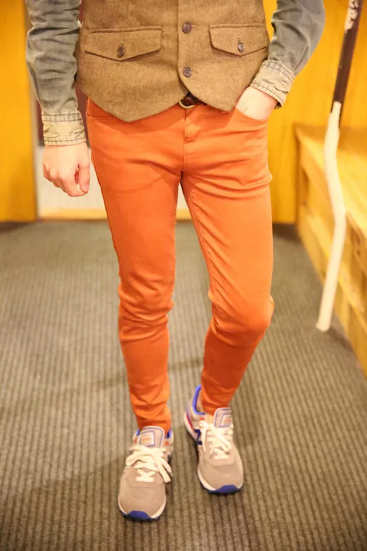 橘色合身休閒褲
