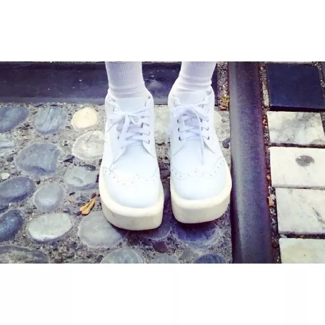 白色厚底鞋子