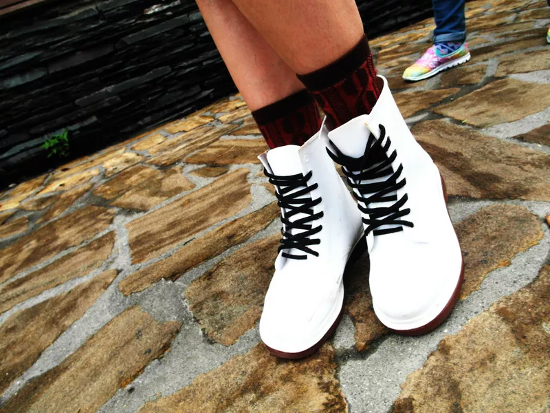 白色馬汀鞋/民族風襪