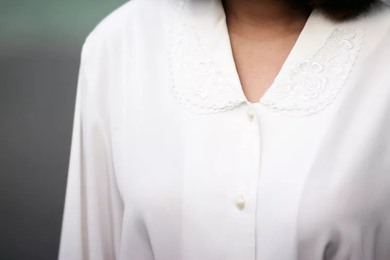 純白雕花襯衫