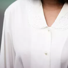 純白雕花襯衫