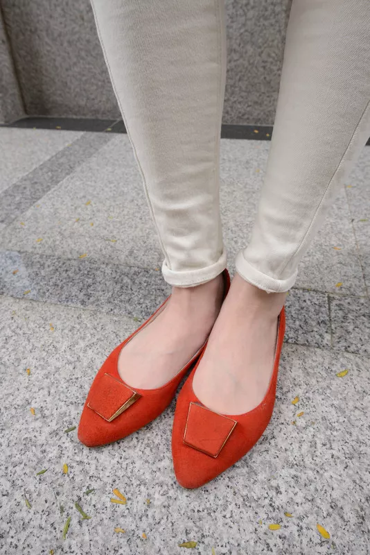 紅色麂皮尖頭平底鞋