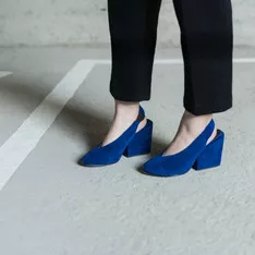 寶藍色鞋確實比黑色來的有趣 而且好顯白