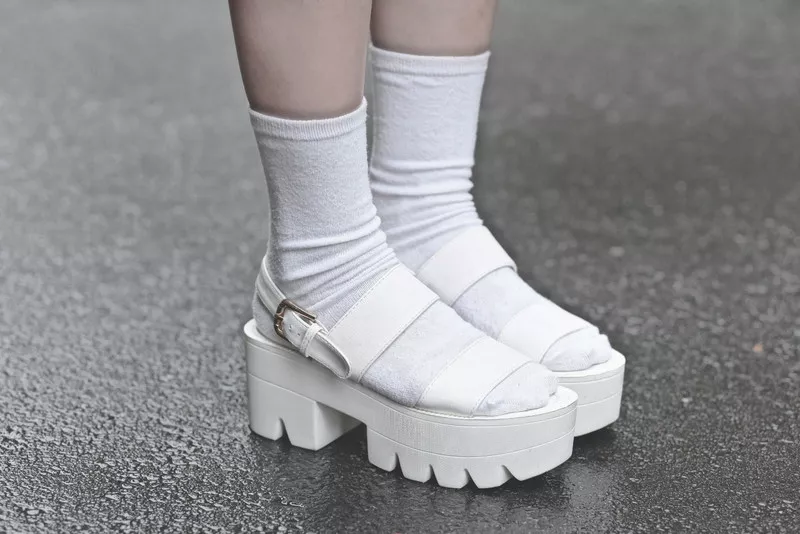 白色厚底涼鞋