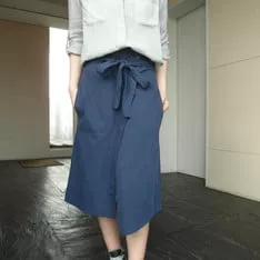 棉麻圓領長袖襯衫，有點薄、有點透。用設計單品一片裙低調獲勝。