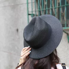 流蘇和黑色編織帽是近期最愛