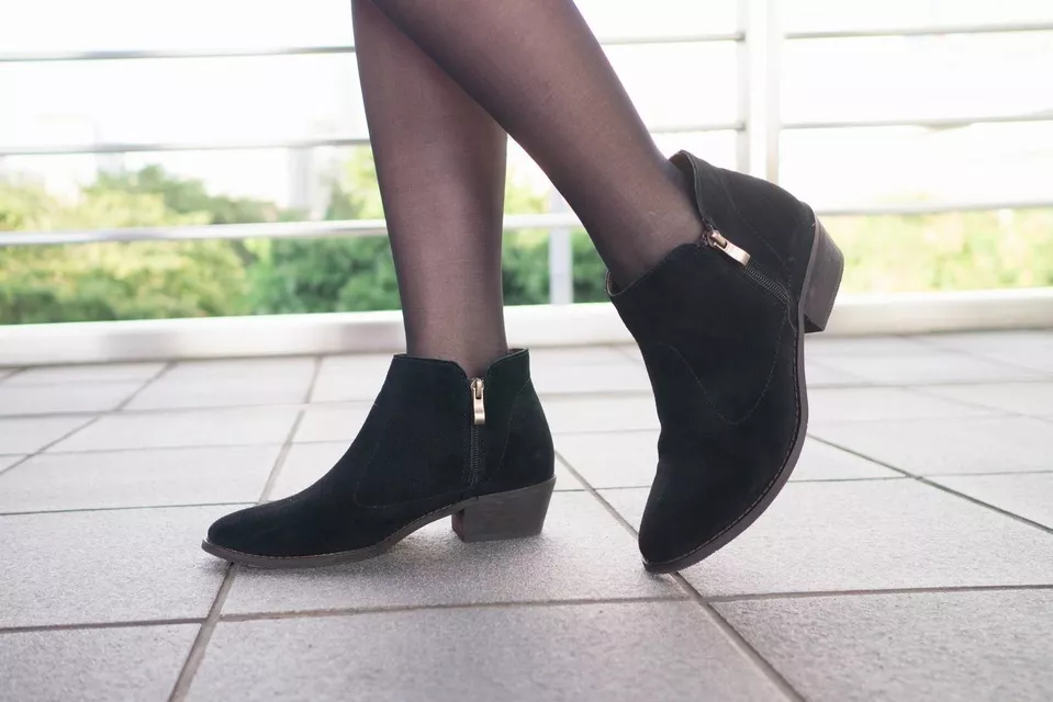 黑色短靴