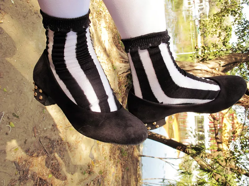 黑條紋透膚襪+黑鉚釘小坡鞋