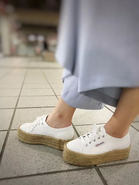 白色草底鞋