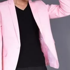 粉色西裝 也能搭出男人味！